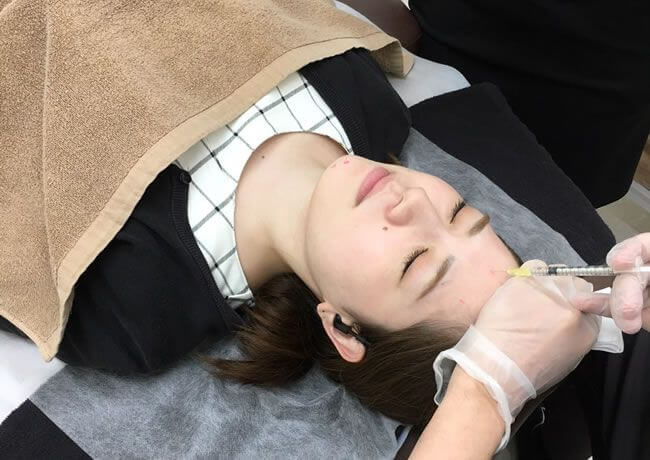 藤野クリニックのシワ・たるみ治療 アラガン社製ボトックスを注入している様子